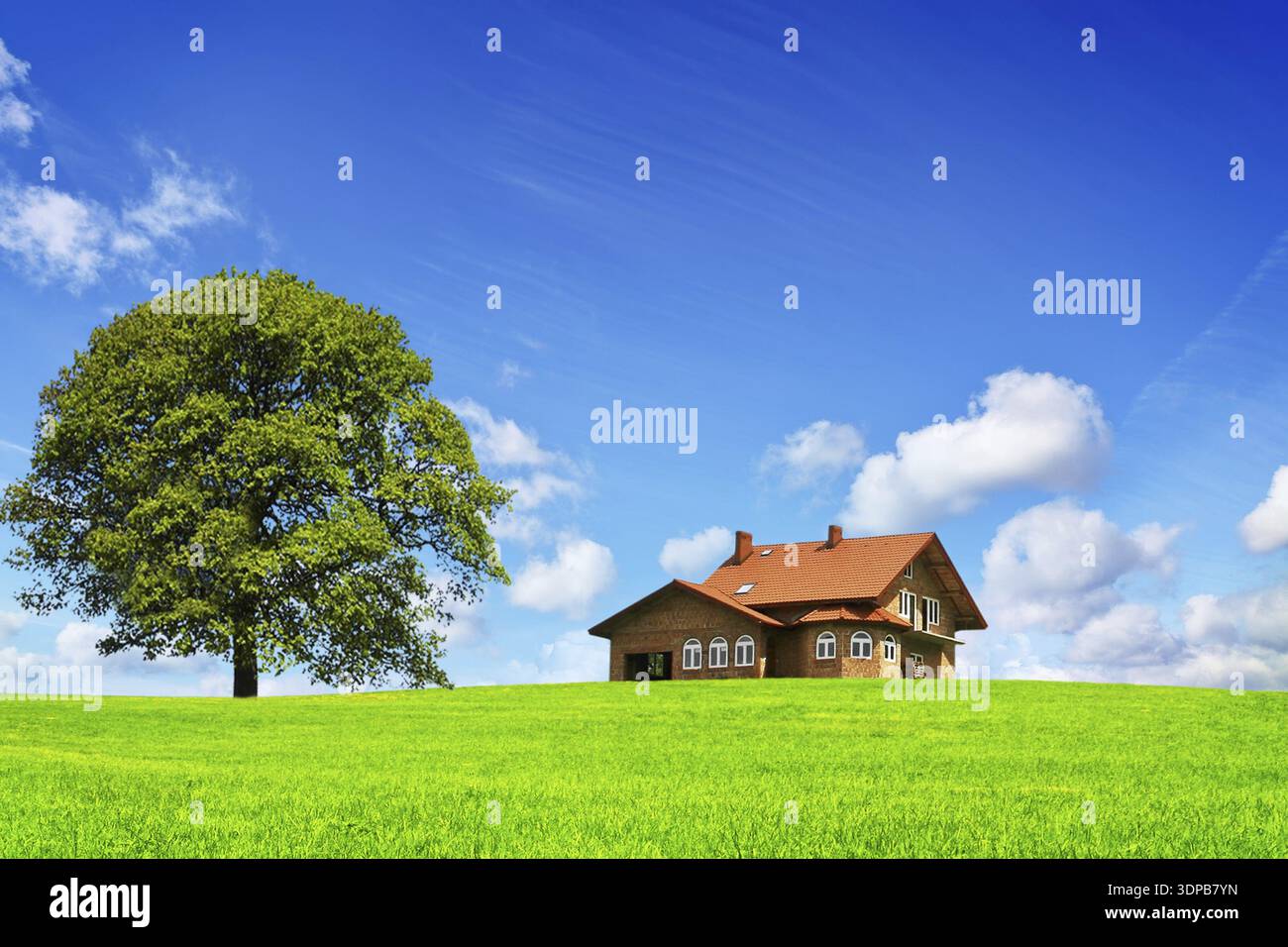 Neues ökologisches Haus auf dem Bauernhof und blauer Himmel Stockfoto