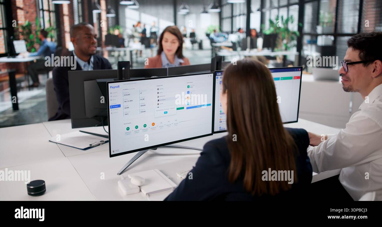 Optimierung von Finanzabläufen mit benutzerfreundlicher Software für Eigentümer kleiner Unternehmen. Verbesserung Der Genauigkeit Bei Der Entgeltabrechnung Stockfoto