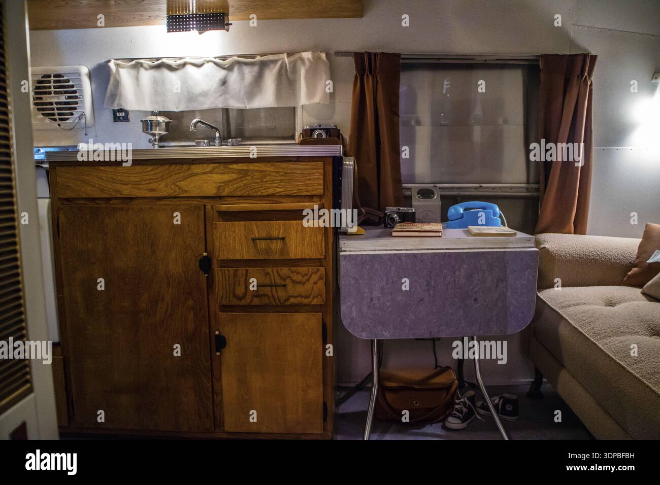 RV/MH Hall des Ruhmes, IN, USA - Juli 1, 2018: Ein 1958 Airstream Trailer im Museum bewahren Stockfoto