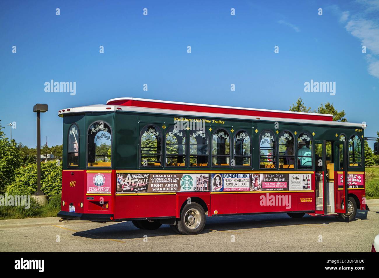 Mackinac Island, MI, USA - 20. Juni 2018: Der Mackinac alte Zeit Trolley Stockfoto