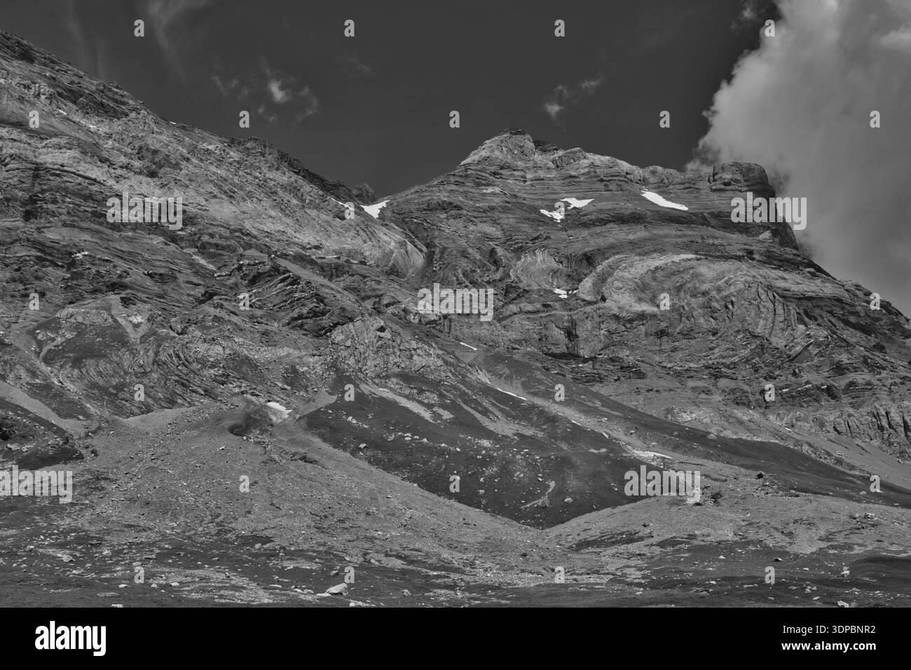 Ein dramatischer Blick auf die Berge, der das Wesen von Derborence in der Schweiz erfasst. Stockfoto