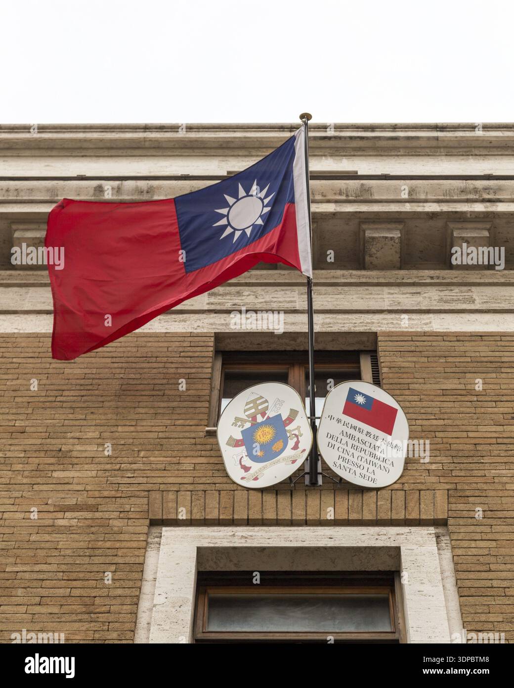 Flagge und Beschilderung an der Botschaft der Republik China Taiwan beim Heiligen Stuhl in Rom, Italien. Da nur wenige staaten Taiwan heute offiziell anerkennen, ist das o Stockfoto