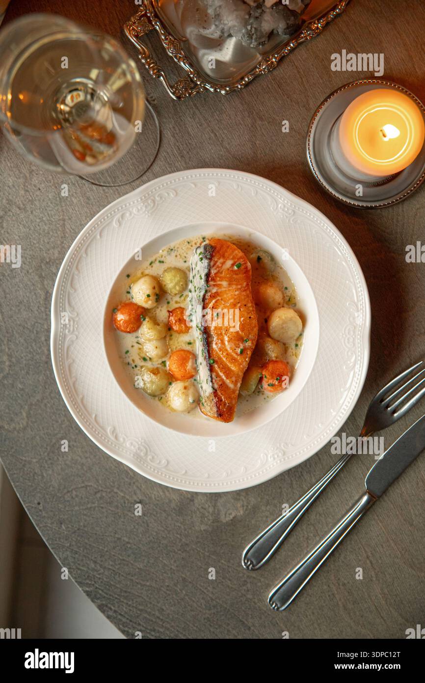 Lachs mit Kartoffeln in Beurre Blanc-Sauce Stockfoto
