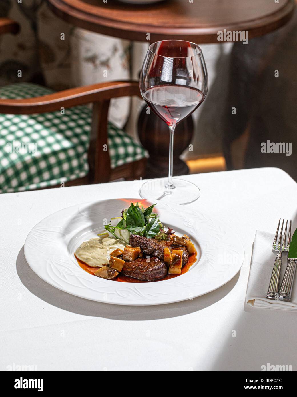 Geschmortes Rindfleisch mit Pilzsauce und Püree Stockfoto