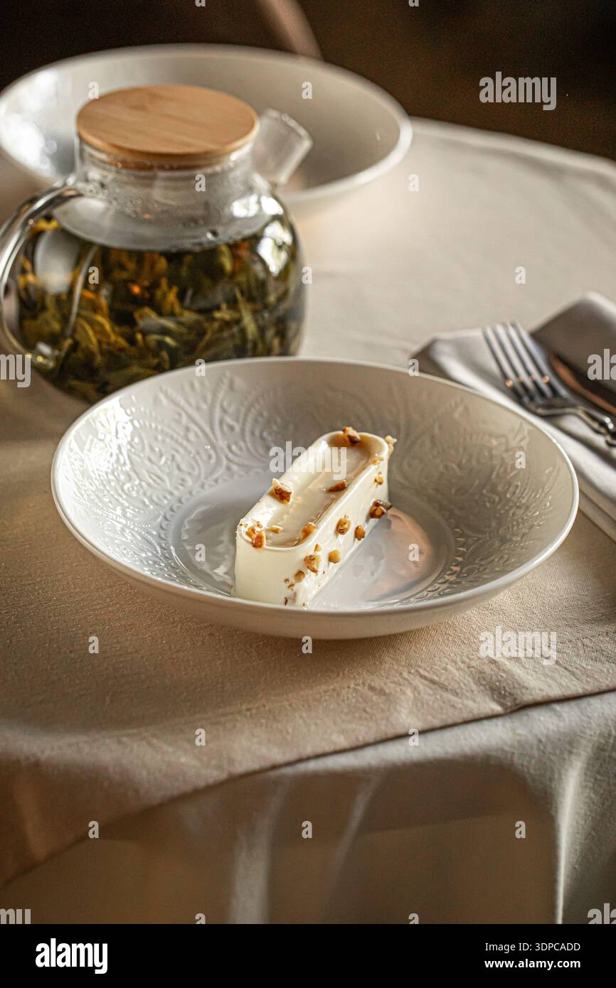 Cremige Dessertscheibe mit Tee und Kaffee Stockfoto