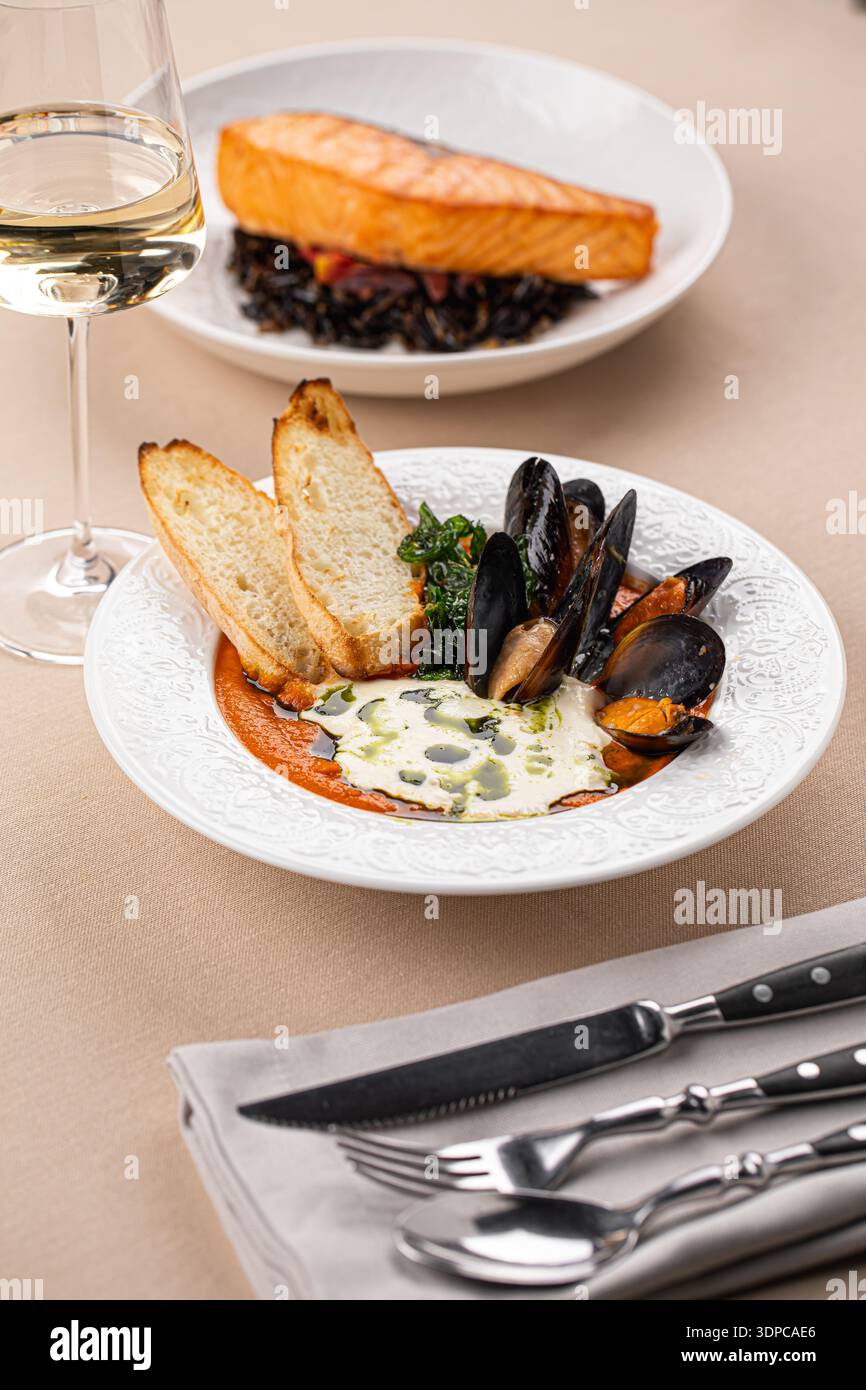 Muschelsuppe und Lachs mit Wildreis Stockfoto