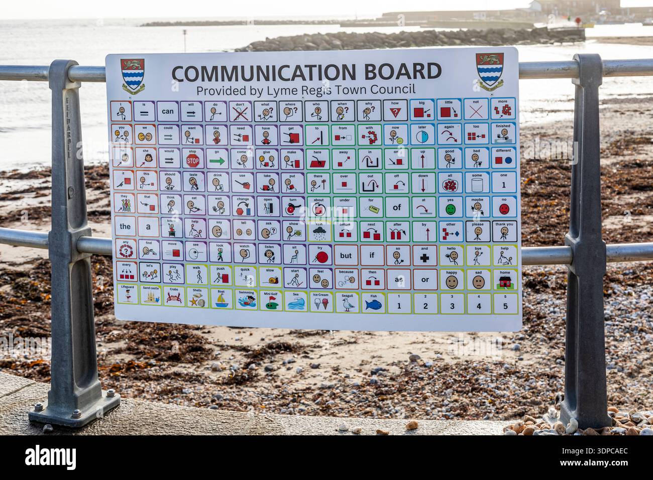 Das Communication Board am Strand von Lyme Regis in West Dorset. Stockfoto