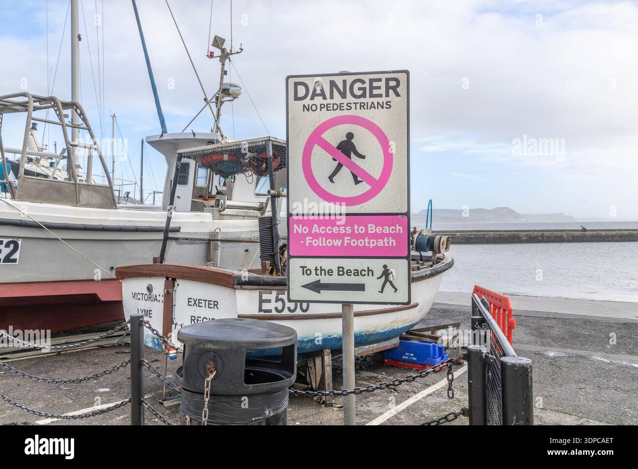 Ein Schild mit der Aufschrift Gefahr keine Fußgänger am Lyme Regis Beach in West Dorset Stockfoto
