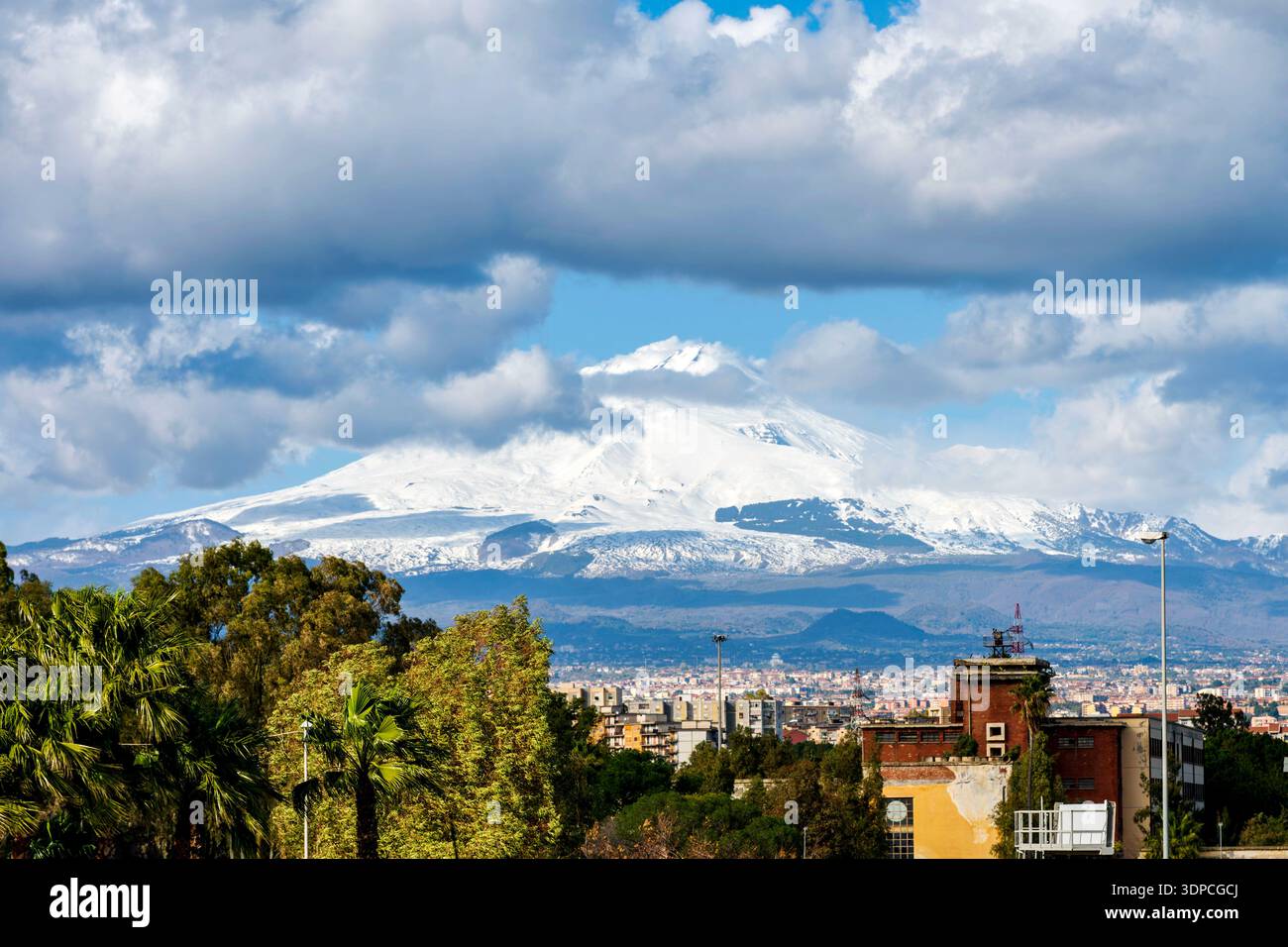 Blick auf den schneebedeckten Ätna vom Giardino Bellini Park in Catania, Sizilien, Italien Stockfoto