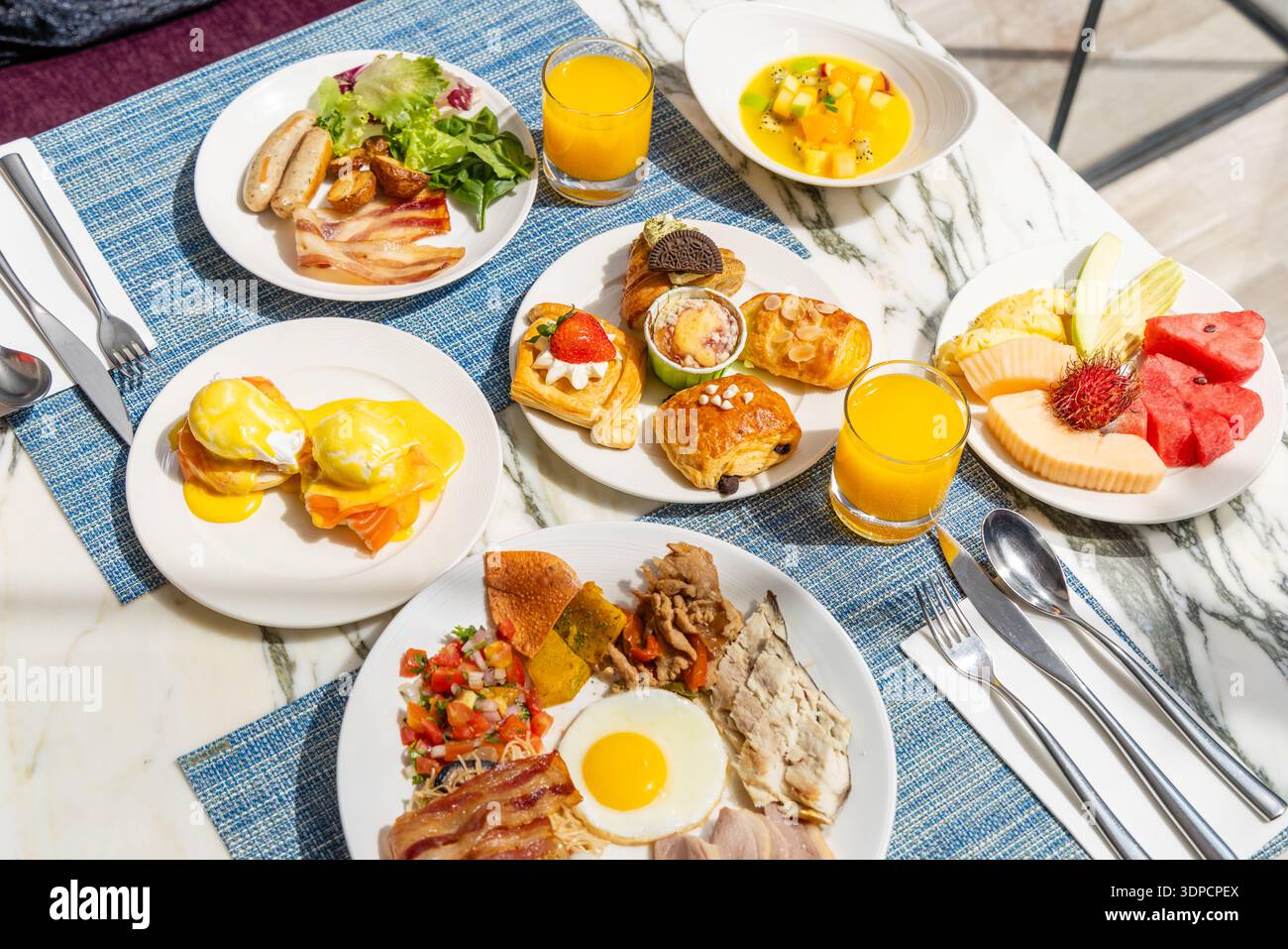 Luxuriöses Frühstücksbuffet mit Eiern benedict, frischem Obst, Stockfoto