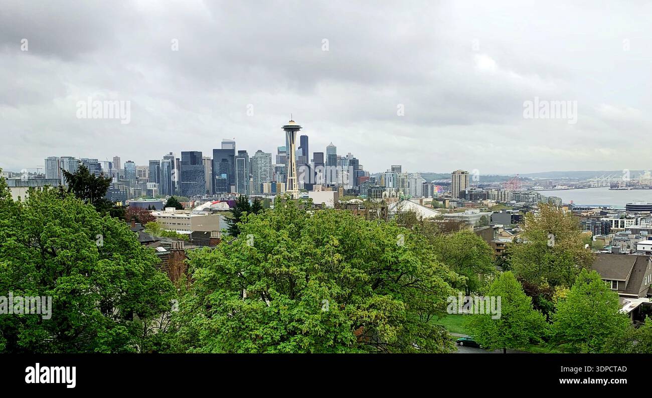 Panoramablick auf die Skyline von Seattle mit Space Needle und modernen Wolkenkratzern Stockfoto