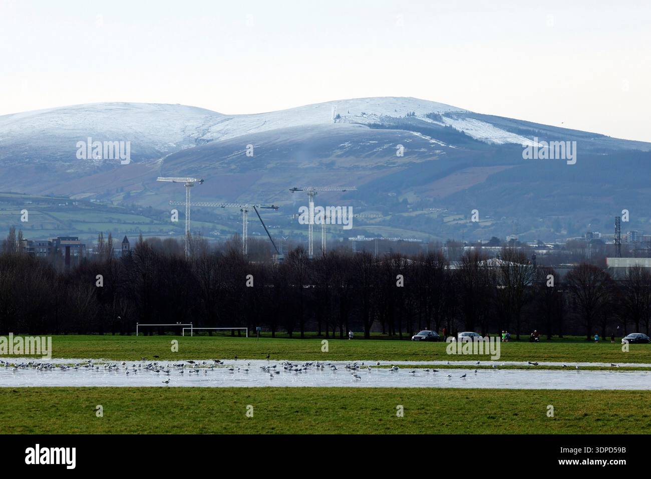 Erholungsfelder und Spielplätze im Phoenix Park, Dublin. Eine Status Yellow Regen-Schnee-Warnung gilt für Cavan, Donegal, Longford und alle fünf Countys in Connacht bis Mitternacht, da die Temperaturen über Nacht auf der Insel Irland abstürzten. Bilddatum: Samstag, 14. Februar 2026. Stockfoto