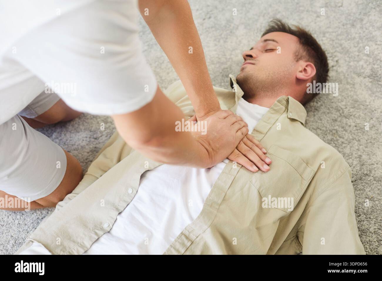 HLW-Thoraxkompressionen beim bewusstlosen Menschen im Notfall-erste-Hilfe-Training Stockfoto