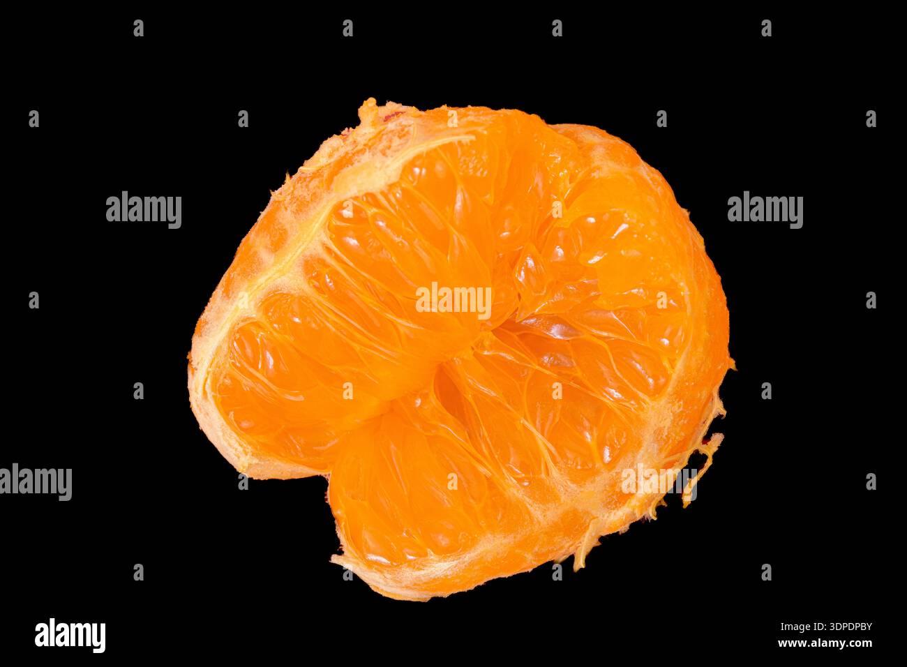Geschälte Mandarinenfrucht isoliert auf schwarzem Hintergrund Stockfoto