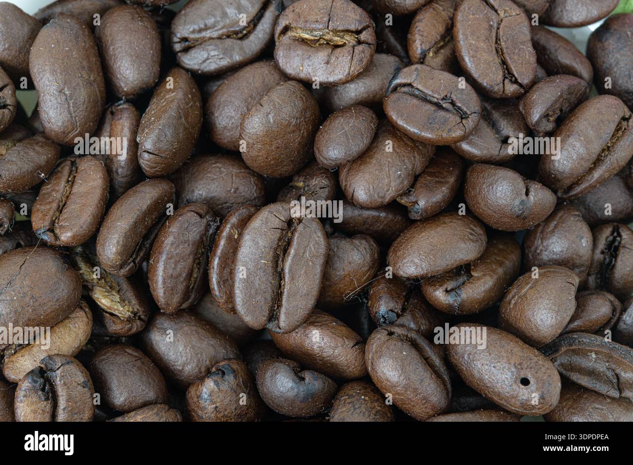 Makroansicht der Textur gerösteter Kaffeebohnen Stockfoto