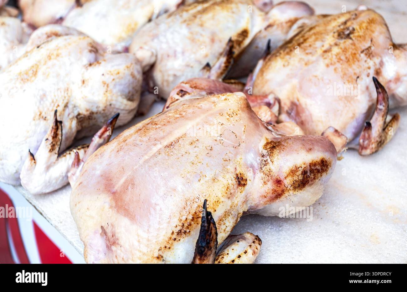 Unverarbeitete Hähnchenschlachtkörper, die auf dem Bauernmarkt verkauft werden können Stockfoto