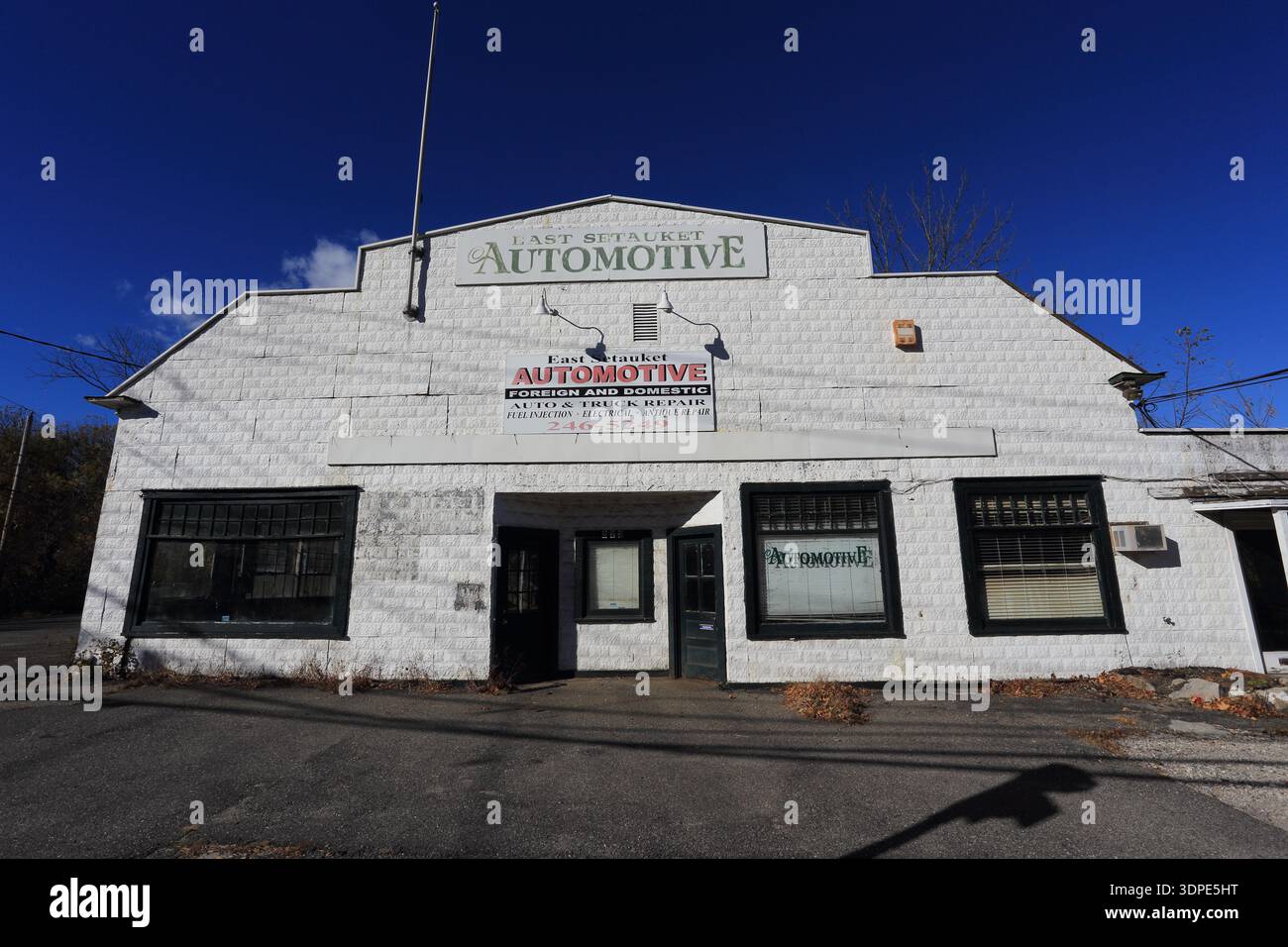 Verlassene Autowerkstatt Setauket Long Island NY Stockfoto