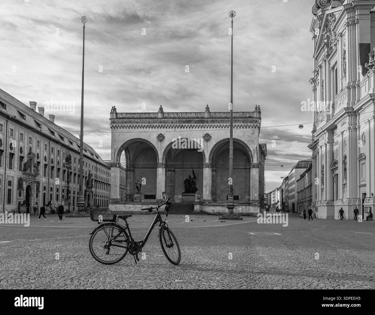 Fahrrad auf der Stadtstraße in Schwarz-weiß Stockfoto