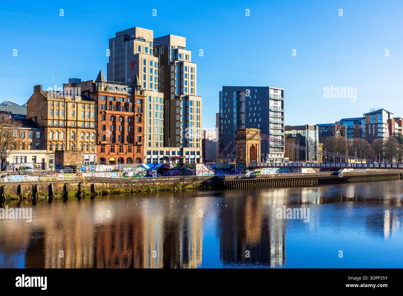 Blick auf verschiedene Architektur auf Broomielaw, Glasgow, am Nordufer des Flusses Clyde. Die Broomielaw ist eine wichtige Durchgangsstraße Stockfoto