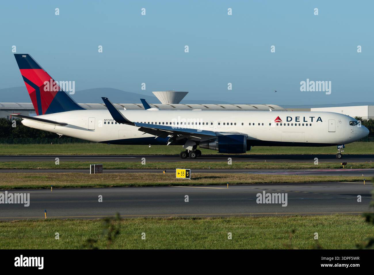 Delta Airlines B767-300 N172DZ verlassen die Start- und Landebahn am Flughafen Dublin. Langstreckenflugzeug der US-Fluggesellschaft, das einen transatlantischen Langstreckendienst betreibt Stockfoto