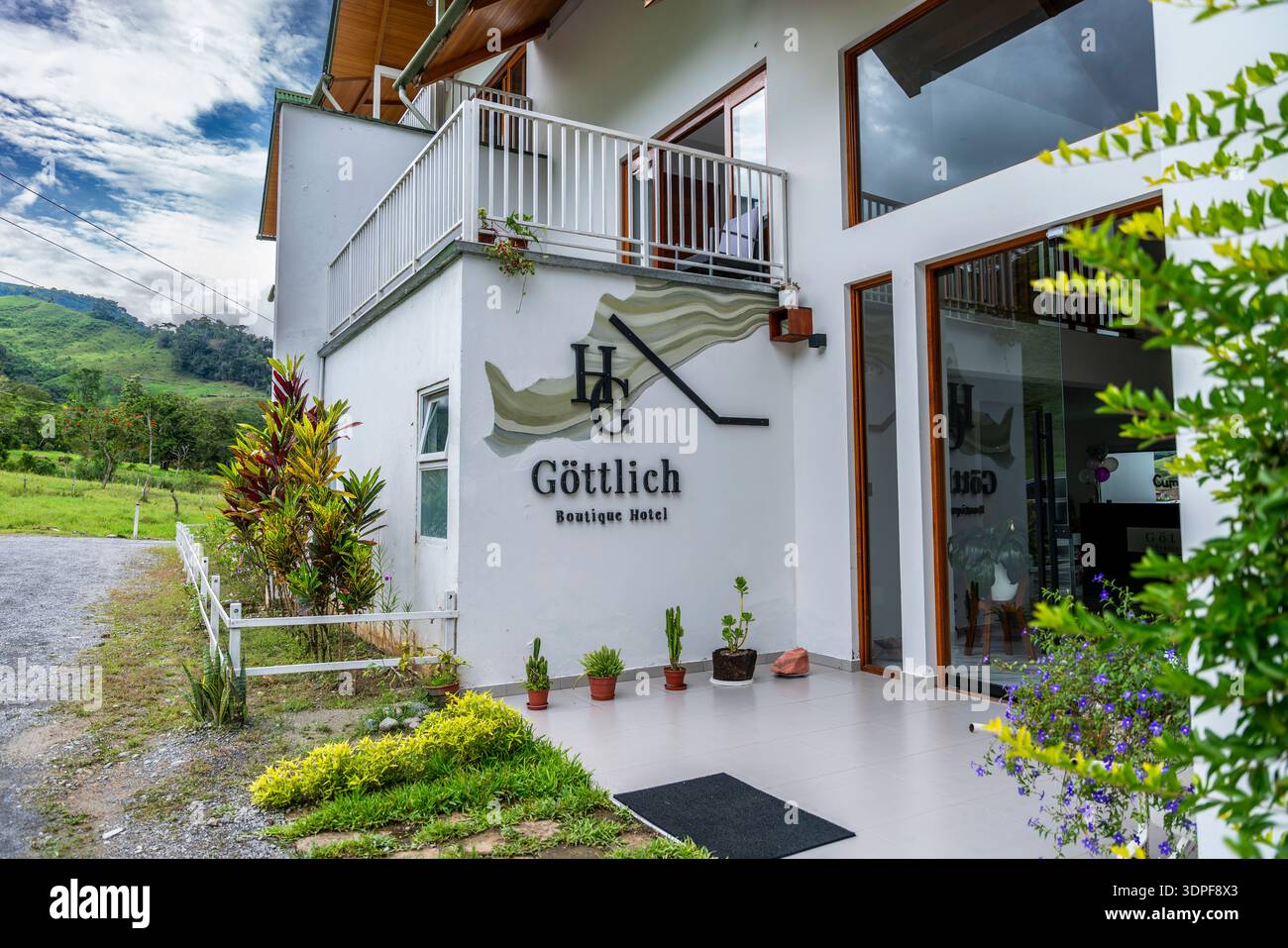 Gottlich Boutique-Hotel-Gebäude in Pozuzo Peru mit moderner Architektur Balkonen und Berglandschaft unter blauem Himmel Reiseziel Stockfoto