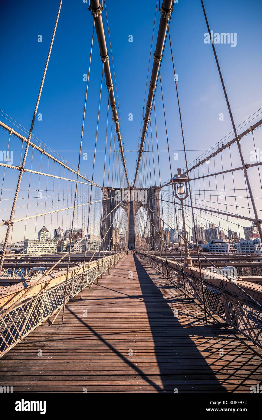 Atemberaubende Aussicht auf die berühmte Brooklyn Bridge, die den East River in New York City, NY, USA überquert, an einem kalten Wintertag mit Blick auf Brooklyn Stockfoto