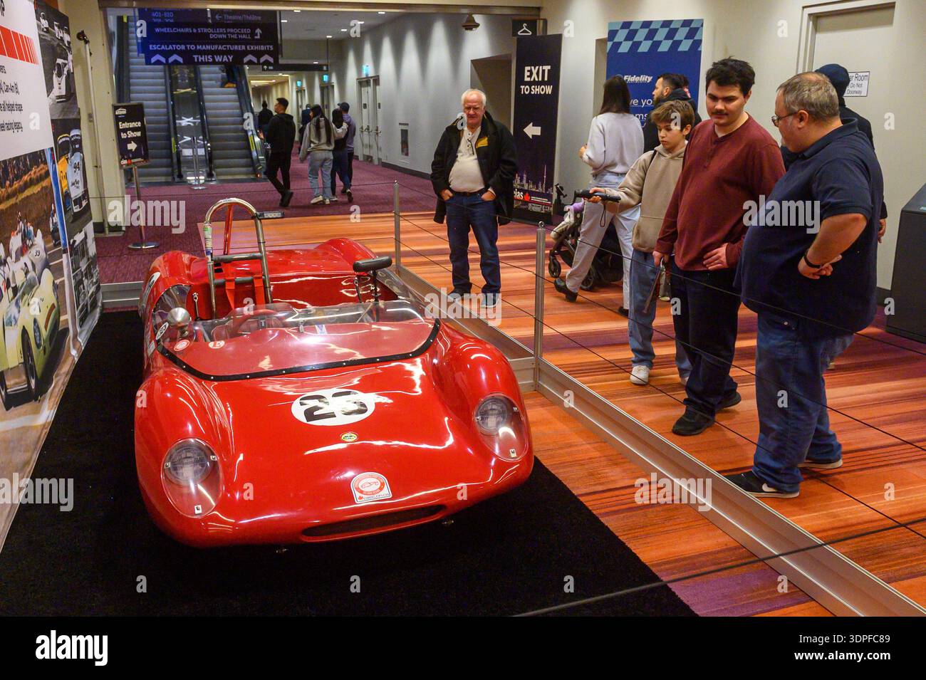 Toronto, ON, Kanada – 13. Februar 2026: Roter klassischer Rennwagen auf ...