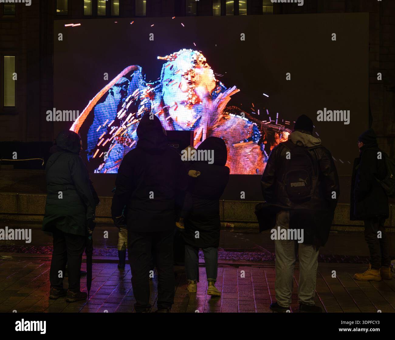Mofingu von WERC, einem interaktiven LED-Disponay, vor dem Marischal College beim Spectra Festival of Light 2026 im Stadtzentrum von Aberdeen Stockfoto