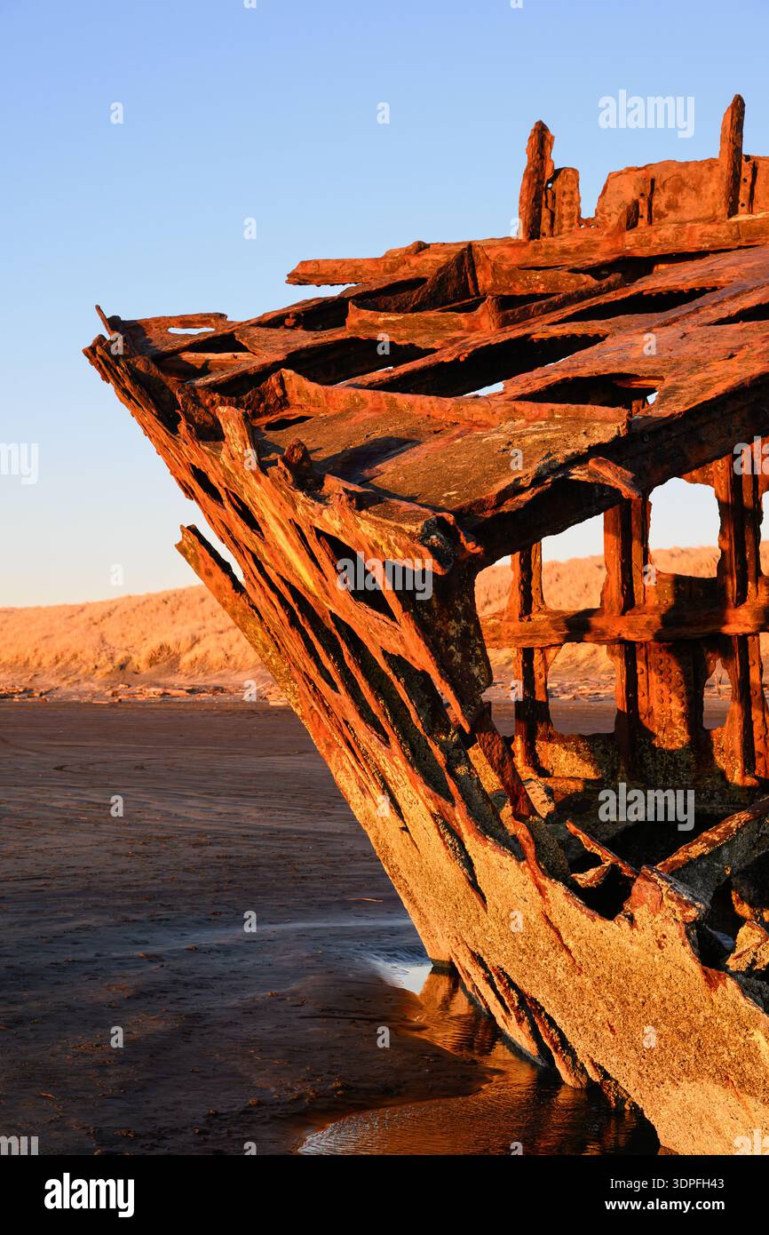 Peter Iredale Wrack-Nahaufnahme von rostigen Bugskelett-Überresten am Strand der Oregon State Parks bei Sonnenuntergang Stockfoto