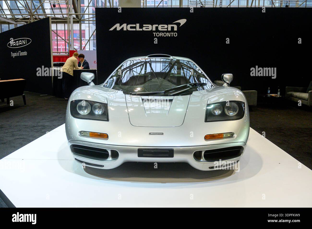 Toronto, ON, Kanada – 13. Februar 2026: Silberner McLaren F1-Supersportwagen im renommierten Toronto Stockfoto