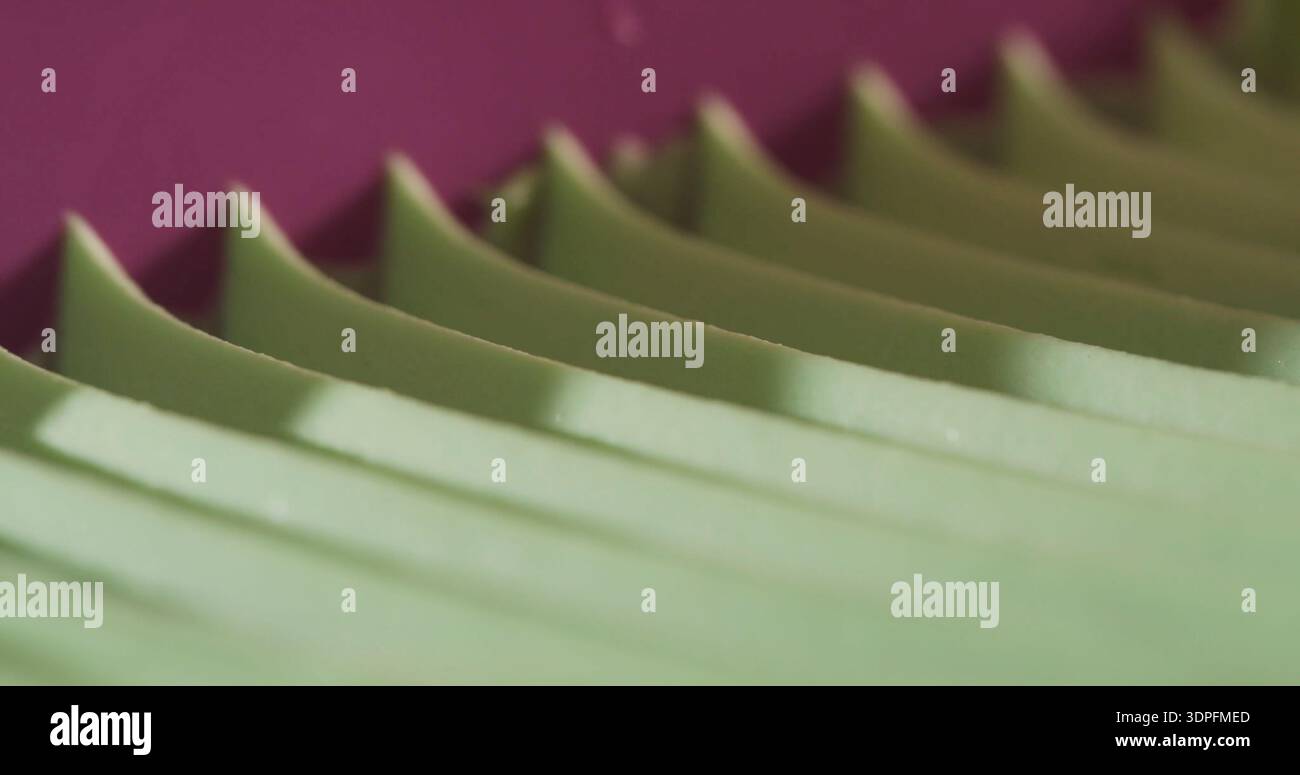 Nahaufnahme eines mehrschichtigen grünen Materials in einer Produktionsumgebung mit Details und Textur in einer industriellen Umgebung Stockfoto