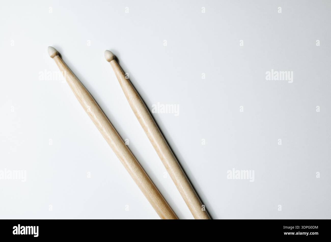Arrangement, Das Textur Und Fokus Von Holztrommeln Auf Sauberem Hintergrund Hervorhebt Stockfoto