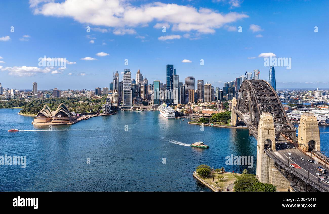 Uferpromenade von Sydney City CBD Hochhäuser Architektur Wahrzeichen über den Hafen mit breitem Blick auf die Stadt aus der Luft. Stockfoto