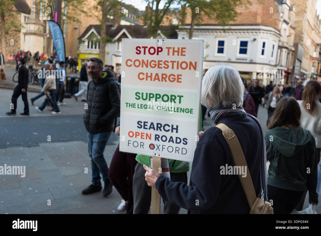 Proterster hält Schild Stop Congestion Change, Open Roads for Oxford, UK Stockfoto