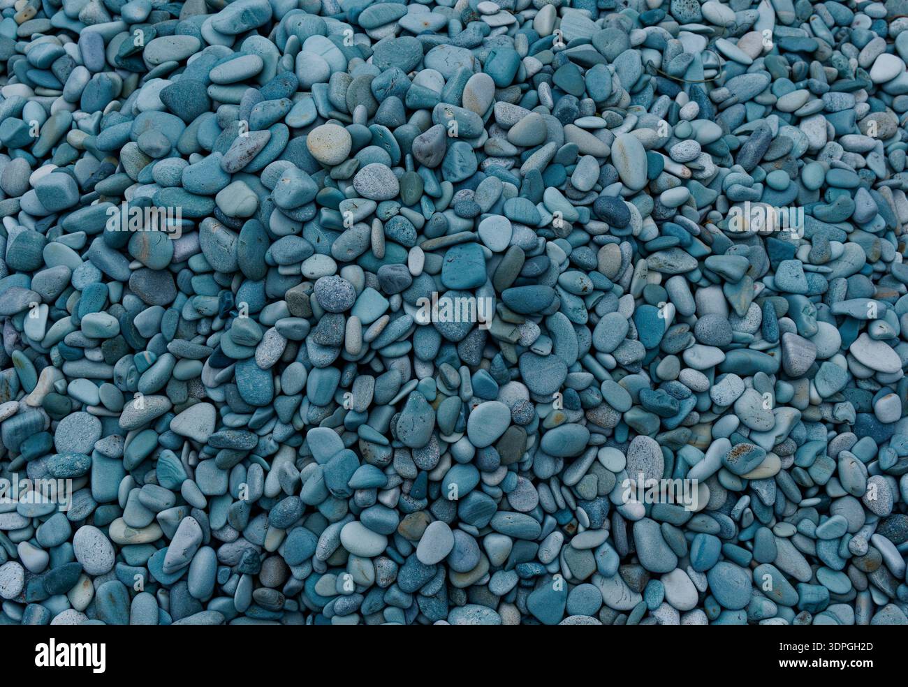 Indonesien - Flores Island, Penggajawa Beach, genannt Blue Stone Beach, besteht nicht aus Sand, sondern aus blauen und grünen Kieselsteinen, die sich über die verteilt Stockfoto
