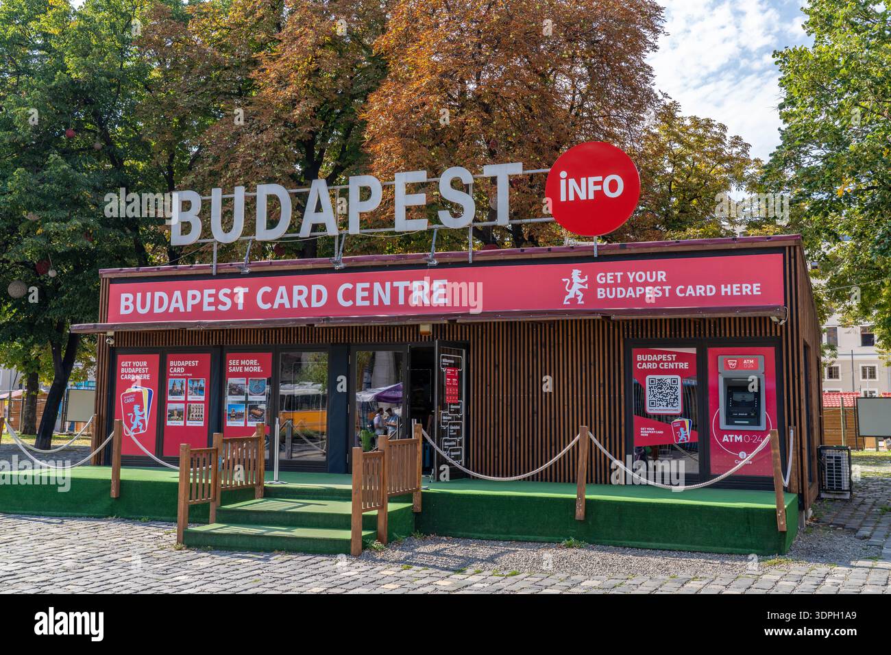 Budapest Ungarn - 8. September 2025: Kartenzentrum für die Abholung des City Pass in Budapest Ungarn Sightseeing Tourism Stockfoto