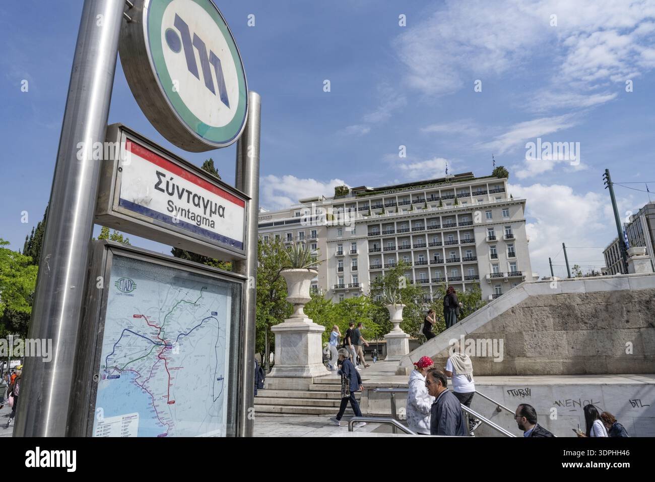 Athen, Griechenland. April 2025. Pendler verlassen die U-Bahn-Station Syntagma im Zentrum von Athen, Griechenland Stockfoto