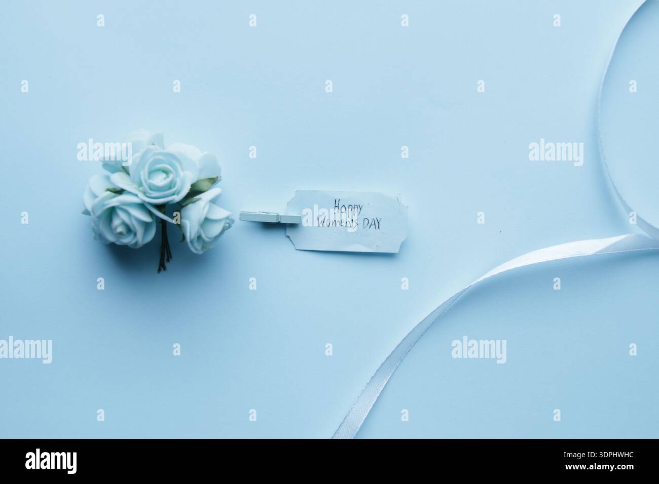 Alles Gute Zum Frauentag. Die Aufschrift auf einem blauen Etikett. Stockfoto
