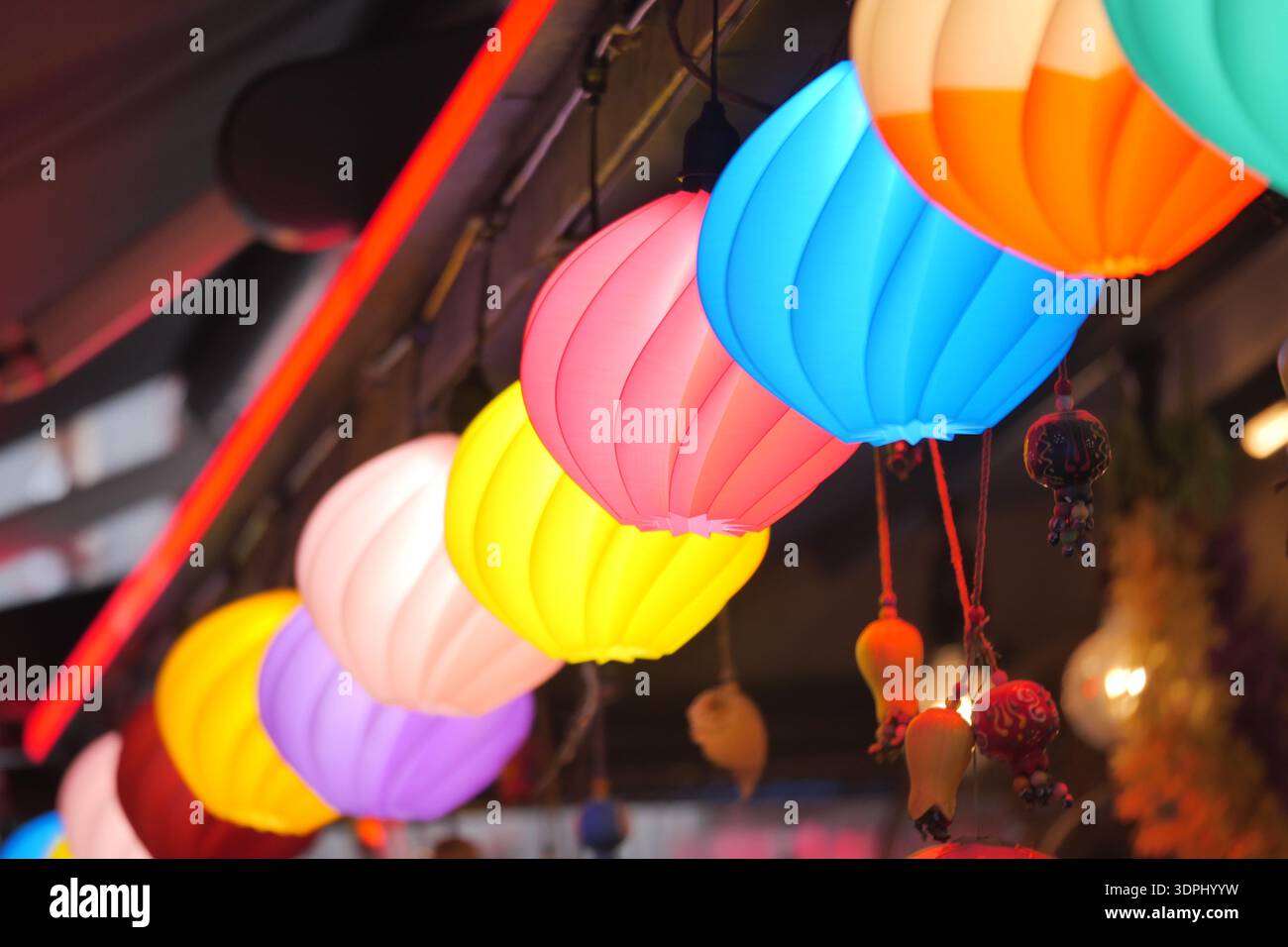 Bunte Laternen hängen nachts auf einem Markt Stockfoto