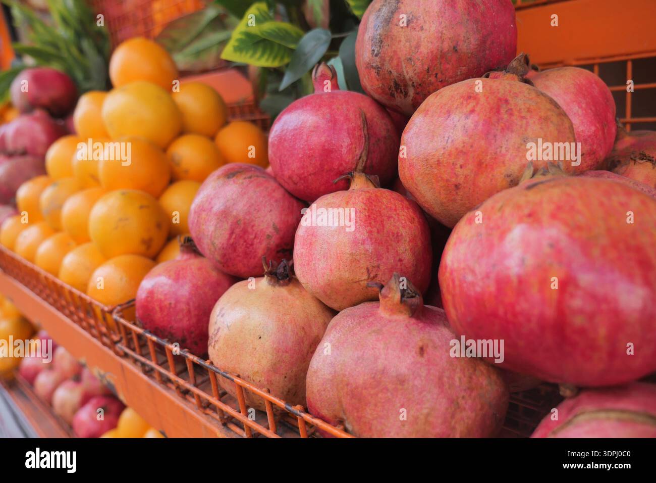 Frische Granatäpfel und Orangen auf einem Markt Stockfoto