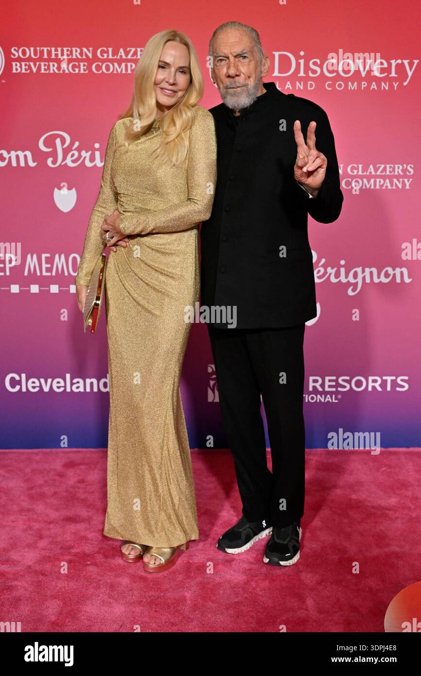 14. Februar 2026 - Las Vegas, Nevada, USA - Eloise Broady DeJoria (L) und John Paul DeJoria nehmen am 14. Februar 2026 in Las Vegas, Nevada, an der jährlichen Keep Memory Alive Power of Love Gala Benefit für die Cleveland Clinic Lou Ruvo Center for Brain Health in der MGM Grand Garden Arena teil. (Kreditbild: © David Becker/ZUMA Press Wire) NUR REDAKTIONELLE VERWENDUNG! Nicht für kommerzielle ZWECKE! Stockfoto