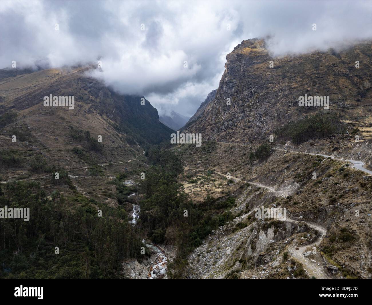 Huaraz, Peru: Drohnenansicht der Talstraße nach Punta Olimpica im Huascaran-Nationalpark in den Bergen der Cordillera blanca in Peru Stockfoto