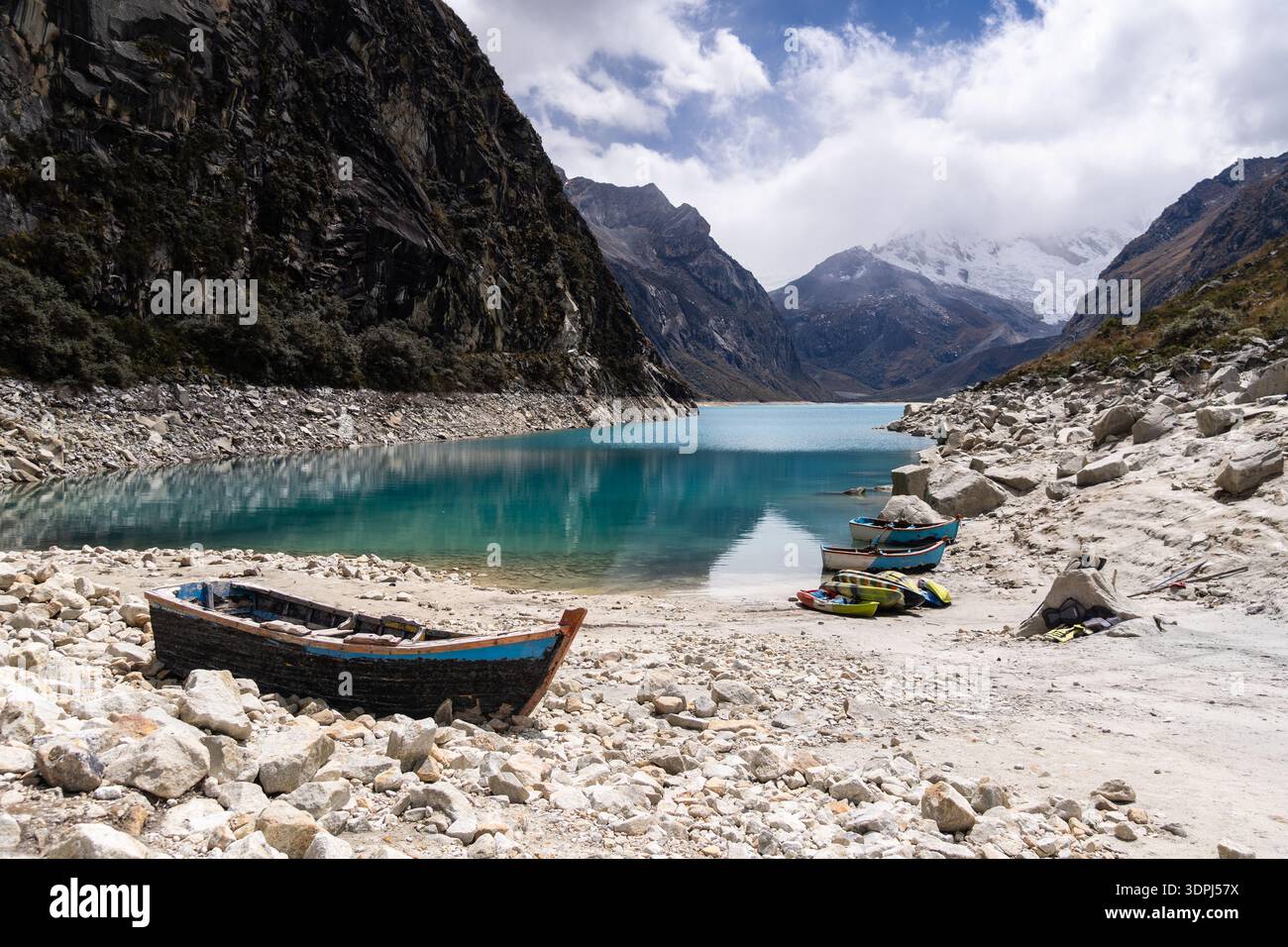 Huaraz, Peru: Laguna Paron mit einem dramatischen Himmel und dem Gipfel Piramied in Cordillera Blanca, einem berühmten Bergsee in der Nähe von Caraz in Peru Stockfoto