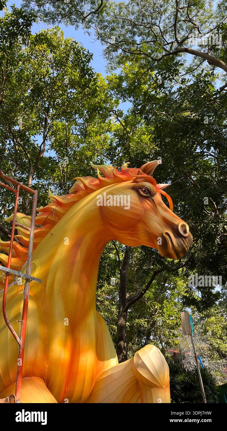 Pferdeförmige chinesische Neujahrs-Laterne im Yuexiu Park in Guangzhou, China an einem sonnigen Tag - Smartphone-aufgenommenes Stockfoto