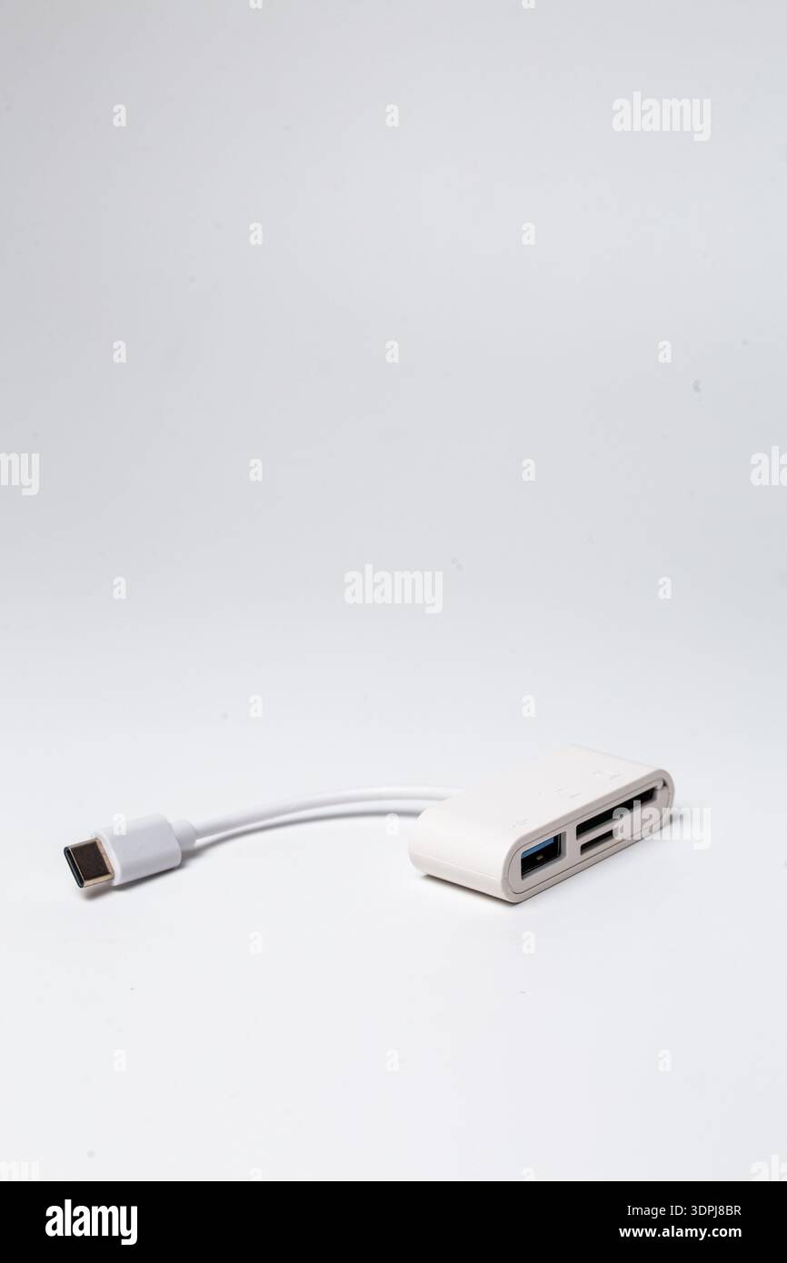 Schlanker, weißer USB-C-Multiport-Hub mit flexiblem kurzem Kabel, zwei USB-A-Ports und SD-Kartensteckplatz für schnelle Datenübertragung und Geräteerweiterung – perfekt für Stockfoto