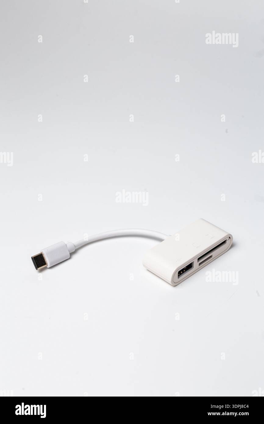Kompakter weißer USB-C-Multiport-Adapter mit integriertem kurzem Kabel, USB-A-Anschluss und SD-Kartenleser für schnelle Datenübertragung und Geräteerweiterung Stockfoto