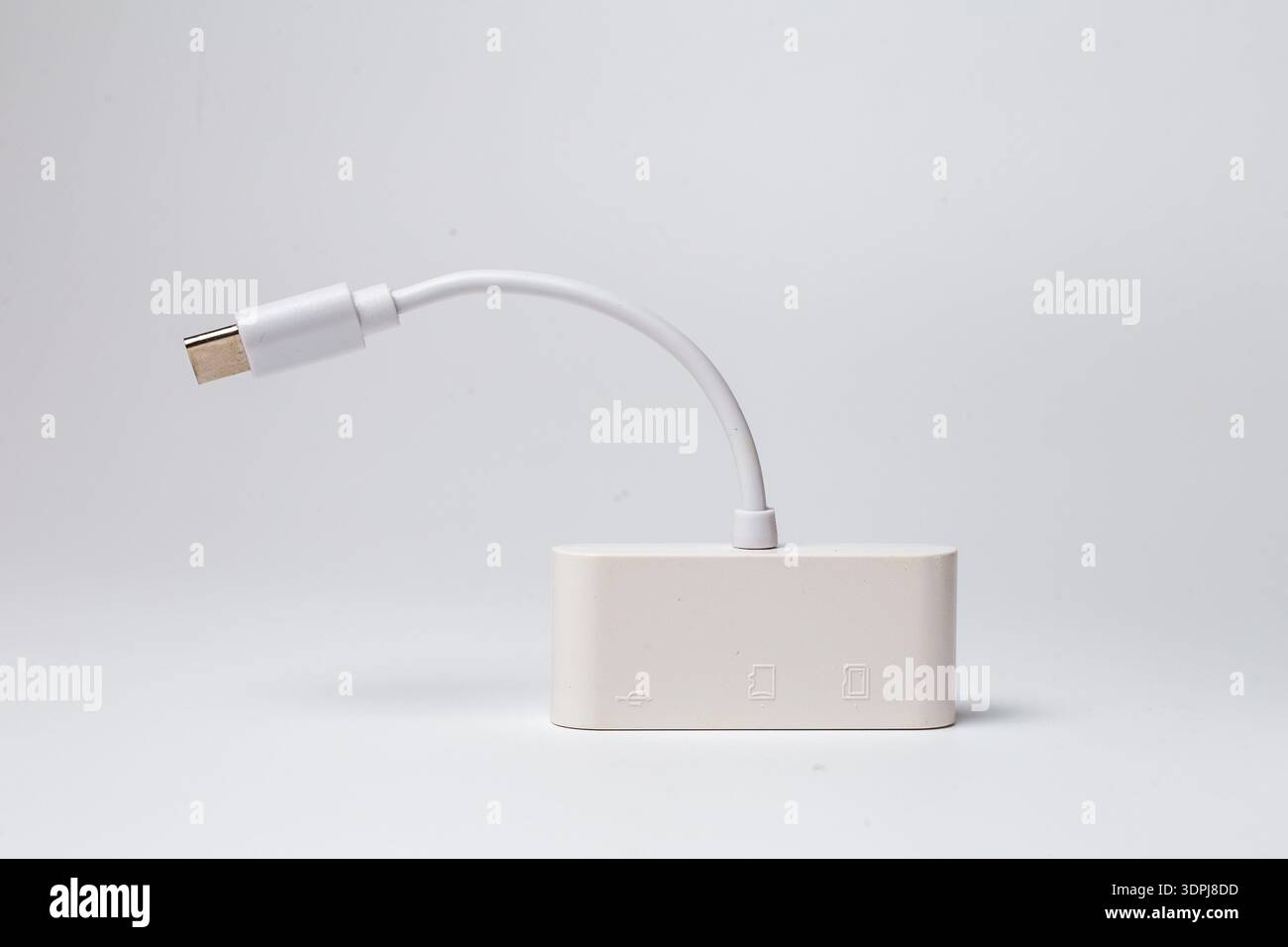 Nahaufnahme des weißen USB-C-Adapters mit flexiblem Kabel und Typ-C-Steckverbinder. Stockfoto
