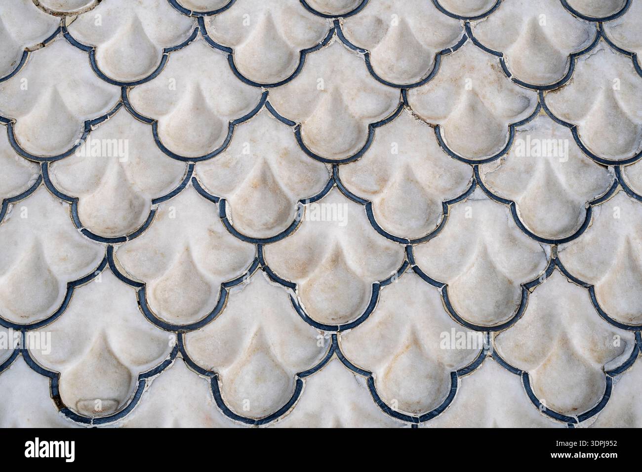 Detailansicht der mogul-gemeißelten weißen Marmorplatte und schwarzen Onyx-Intarsien in Form von Wassertropfen im Brunnen, Shalimar-Gärten, Lahore, Pakistan Stockfoto