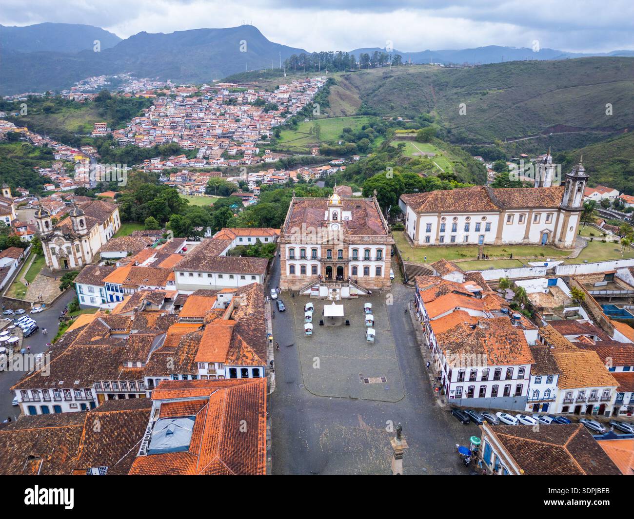 Ouro Preto, Brasilien: Luftaufnahme des Tiradente-Platzes und des Inconfidencia-Museums in Ouro Preto, der brasilianischen Altstadt in Minas Gerais Stockfoto