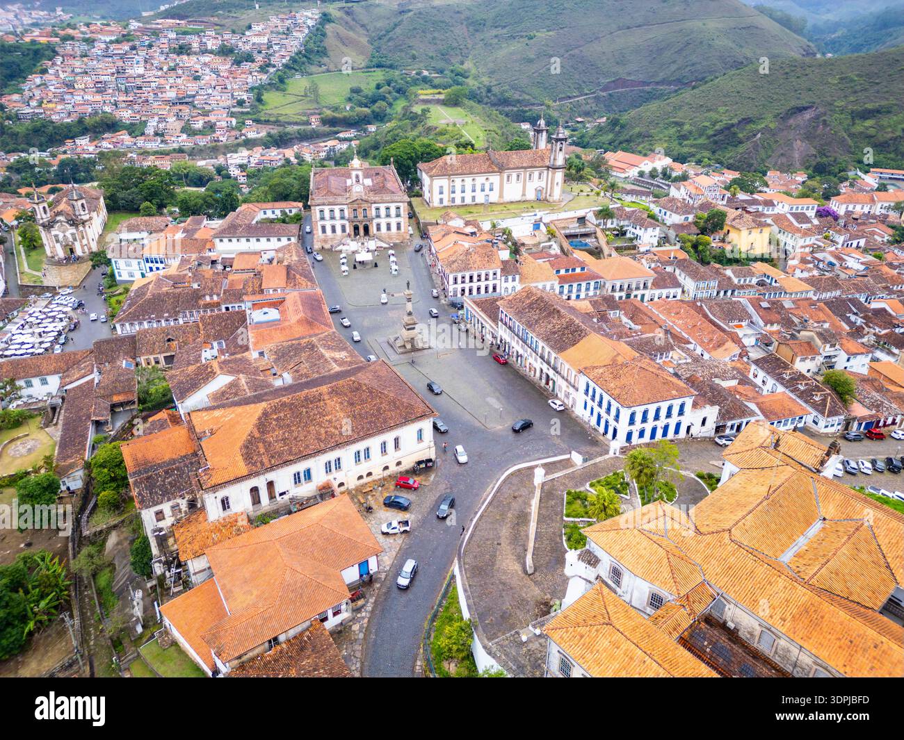 Ouro Preto, Brasilien: Drohnenansicht des Tiradente-Platzes in Ouro Preto, der Altstadt Brasiliens mit dem Museum im Zentrum und der Grubenakademie Stockfoto